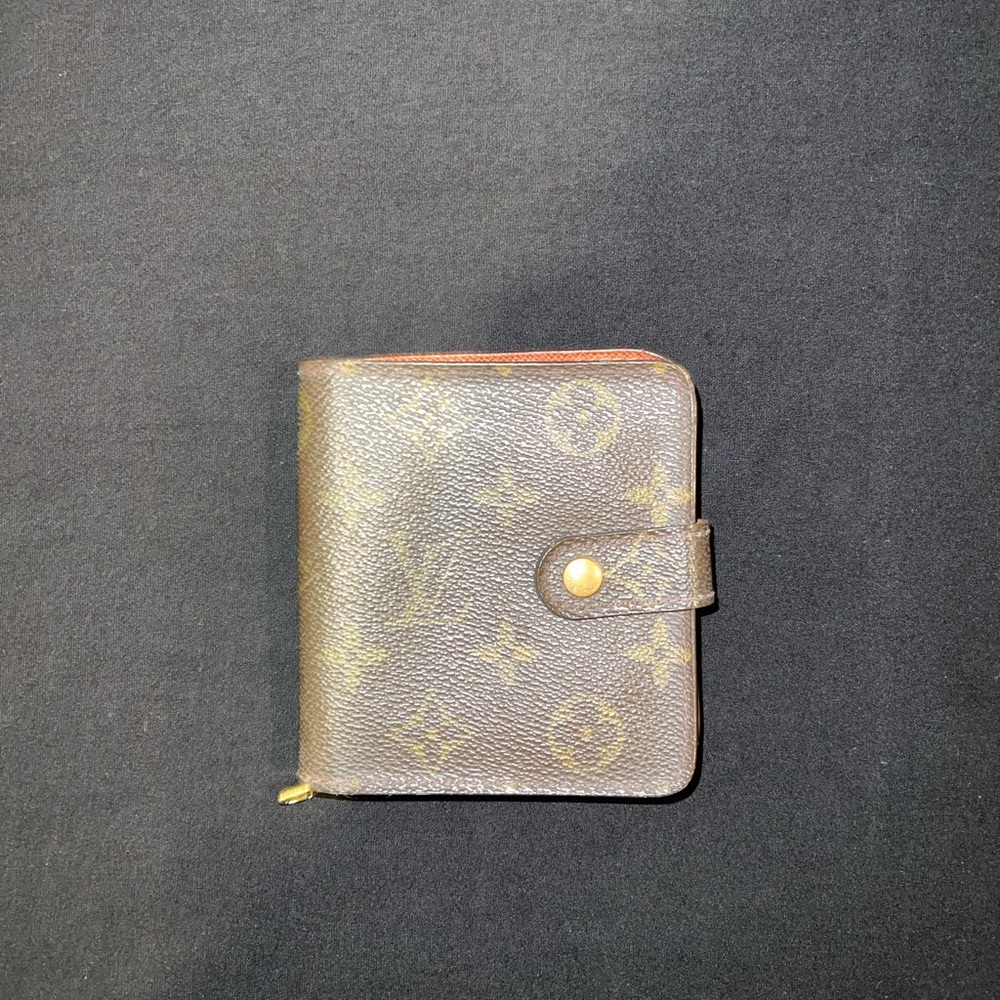 LV compact monogram wallet!